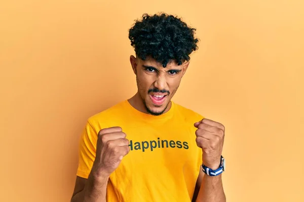 Jovem Árabe Bonito Homem Vestindo Tshirt Com Felicidade Palavra Mensagem — Fotografia de Stock