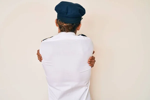 Genç Spanyol Pilot Üniforması Giymiş Mutlu Pozitif Bir Şekilde Kendine — Stok fotoğraf