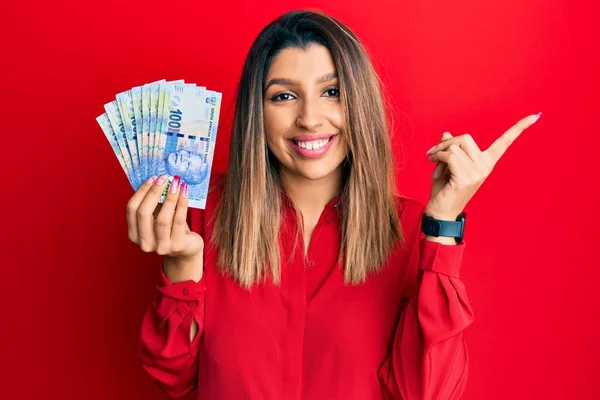 Belle Femme Brune Tenant Des Billets 100 Rands Sud Africains — Photo