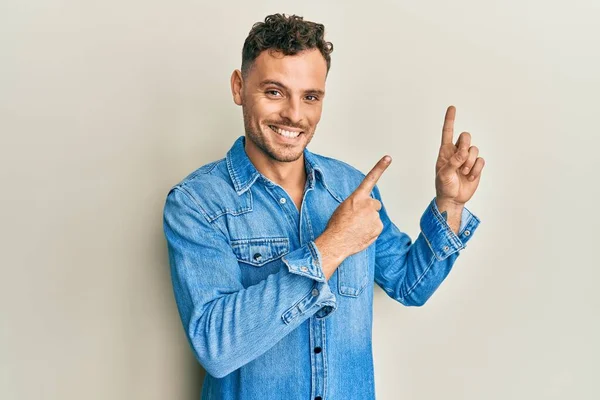 Jovem Hispânico Vestindo Roupas Casuais Sorrindo Olhando Para Câmera Apontando — Fotografia de Stock