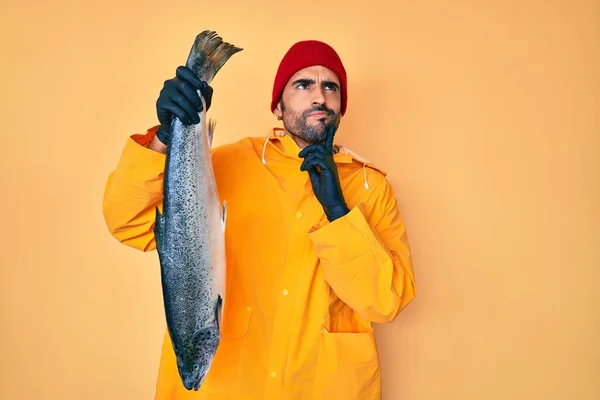 Snygg Hispanic Man Med Skägg Bär Fiskare Utrustning Allvarliga Ansikte — Stockfoto