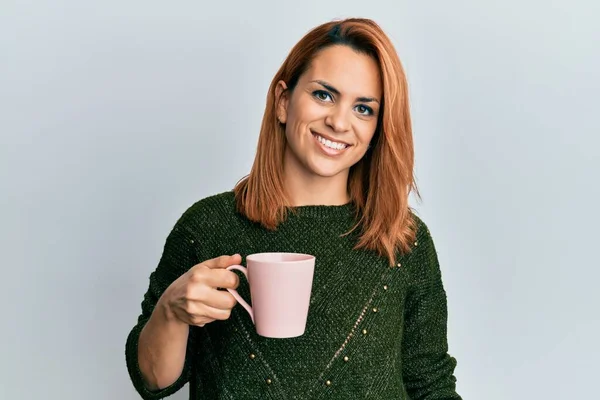 Ισπανίδα Νεαρή Γυναίκα Πίνοντας Ένα Φλιτζάνι Καφέ Φαίνεται Θετική Και — Φωτογραφία Αρχείου