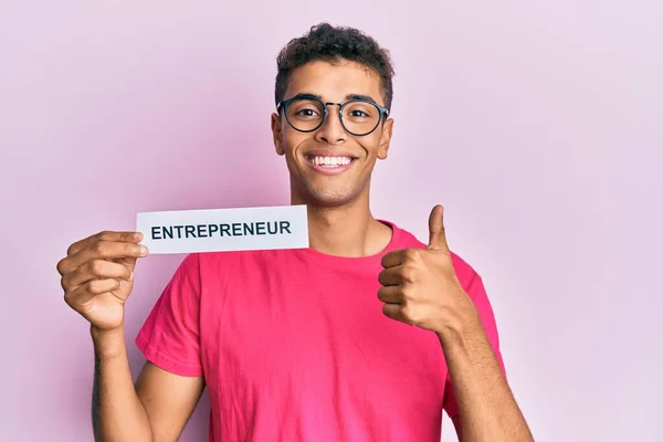 Jovem Homem Afro Americano Bonito Segurando Papel Empreendedor Sorrindo Feliz — Fotografia de Stock