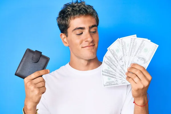 Ung Stilig Man Håller Plånbok Och Dollar Sedlar Ler Tittar — Stockfoto