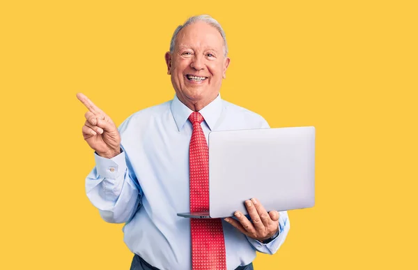 Älterer Gutaussehender Grauhaariger Mann Mit Krawatte Und Laptop Lächelt Glücklich — Stockfoto