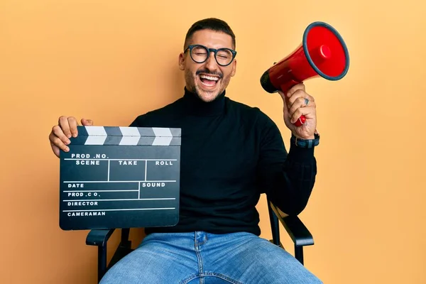 Knappe Man Met Tatoeages Met Videofilm Klapbord Megafoon Lachend Hard — Stockfoto