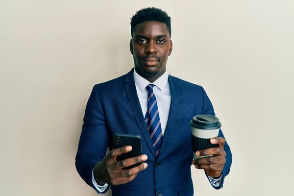 Beau Homme Affaires Noir Utilisant Smartphone Boire Une Tasse Café — Photo