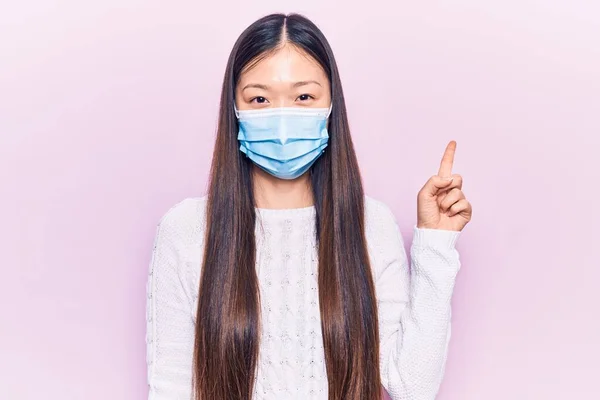 Νεαρή Όμορφη Κινέζα Που Φοράει Ιατρική Μάσκα Χαμογελώντας Μια Ιδέα — Φωτογραφία Αρχείου