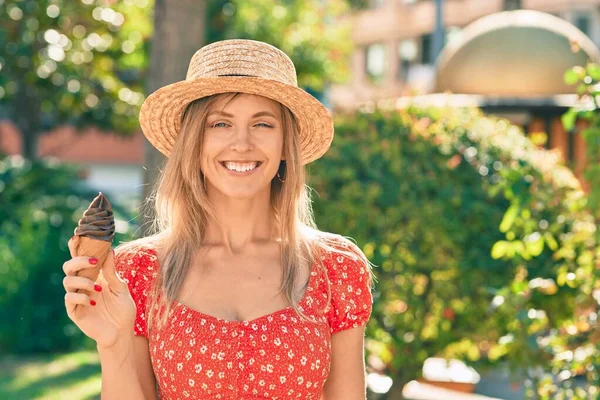 Jovem Loira Turista Vestindo Estilo Verão Comendo Sorvete Parque — Fotografia de Stock