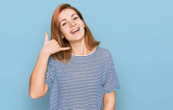 Mujer Caucásica Joven Con Ropa Casual Sonriendo Haciendo Gesto Teléfono — Foto de Stock