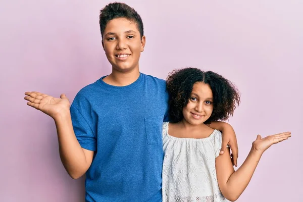 Junge Hispanische Familie Von Bruder Und Schwester Lässiger Kleidung Zusammen — Stockfoto