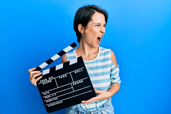 Giovane Donna Bruna Con Capelli Corti Possesso Video Film Clapboard — Foto Stock