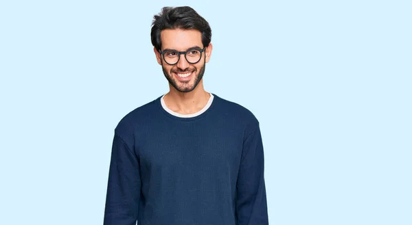 Ung Latinamerikansk Man Klädd Avslappnade Kläder Och Glasögon Med Ett — Stockfoto