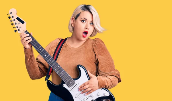 Junge Blonde Size Frau Spielt Gitarre Verängstigt Und Erstaunt Mit — Stockfoto