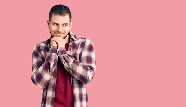 Jovem Homem Bonito Vestindo Camisa Casual Rindo Nervoso Animado Com — Fotografia de Stock