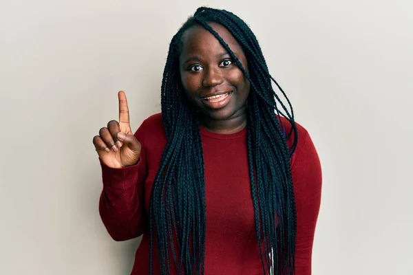 Joven Mujer Negra Con Trenzas Con Ropa Casual Sonriendo Con —  Fotos de Stock