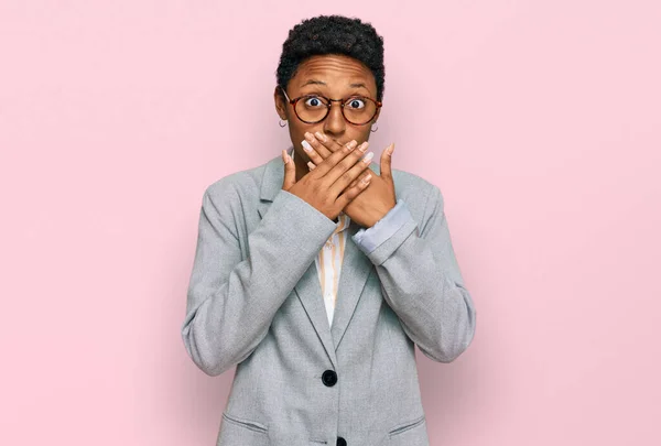 Jovem Afro Americana Vestindo Roupas Negócios Chocou Cobrindo Boca Com — Fotografia de Stock