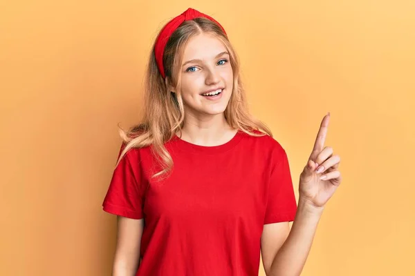 Schöne Junge Kaukasische Mädchen Tragen Lässig Rotes Shirt Lächelnd Mit — Stockfoto