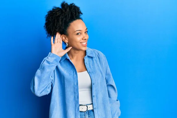Молода Афроамериканська Дівчина Одягнена Повсякденний Одяг Посміхається Рукою Вухом Слухаючи — стокове фото
