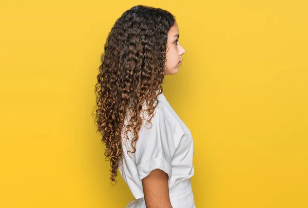 Teenager Ισπανόφωνη Κοπέλα Φορώντας Casual Λευκό Πουκάμισο Ψάχνει Για Πλευρά — Φωτογραφία Αρχείου