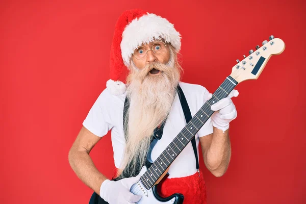 Velho Homem Sênior Vestindo Traje Papai Noel Tocando Guitarra Elétrica — Fotografia de Stock