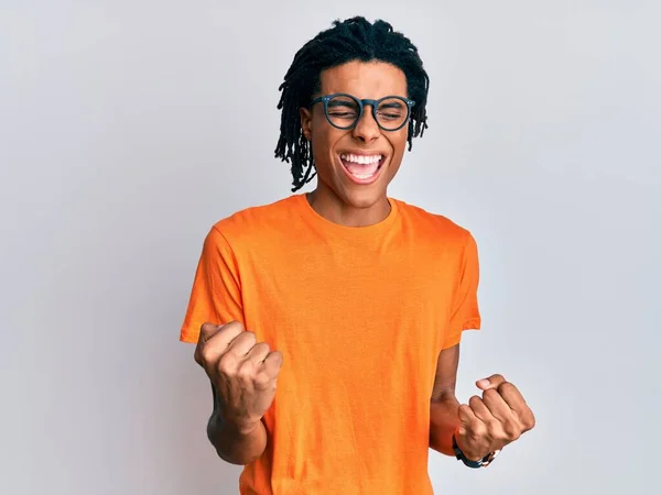 Jovem Afro Americano Vestindo Roupas Casuais Óculos Muito Feliz Animado — Fotografia de Stock