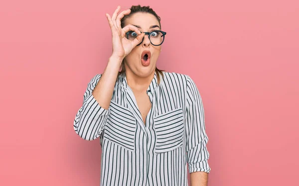 Mujer Caucásica Joven Con Camisa Negocios Gafas Haciendo Gesto Bien — Foto de Stock