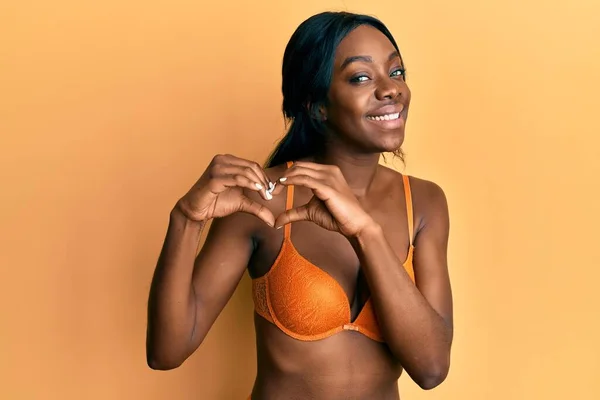 Genç Afro Amerikan Kadın Çamaşırı Giyip Aşka Gülümsüyor Elleriyle Kalp — Stok fotoğraf
