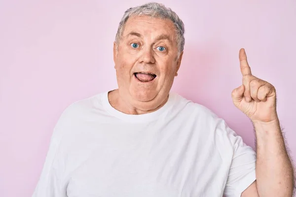 Homme Âgé Aux Cheveux Gris Portant Shirt Blanc Décontracté Pointant — Photo