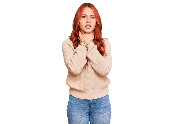 Mulher Ruiva Jovem Vestindo Camisola Inverno Casual Gritando Sufocar Porque — Fotografia de Stock