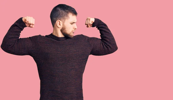 Joven Hombre Guapo Con Suéter Casual Mostrando Los Músculos Los — Foto de Stock