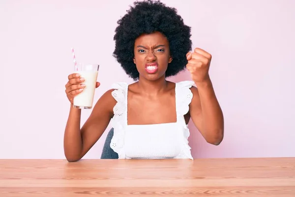 Jonge Afro Amerikaanse Vrouw Die Een Glas Melk Vasthoudt Geïrriteerd — Stockfoto