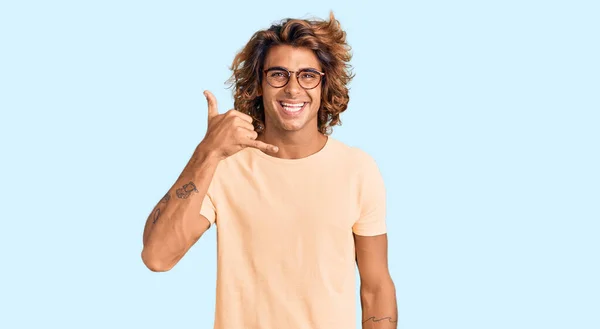 Jonge Spaanse Man Casual Kleding Een Bril Glimlachend Telefoongebaar Makend — Stockfoto