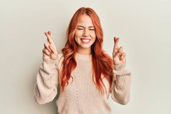 Ung Vacker Rödhårig Kvinna Bär Casual Vinter Tröja Gestikulerande Finger — Stockfoto