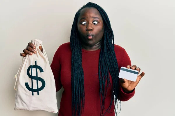 Młoda Czarna Kobieta Warkoczami Trzymająca Worek Dolarów Kartę Kredytową Robiąca — Zdjęcie stockowe