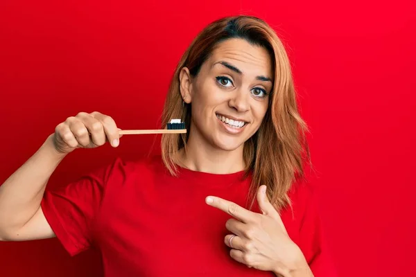 Mulher Jovem Hispânica Segurando Escova Dentes Com Pasta Dentes Sorrindo — Fotografia de Stock