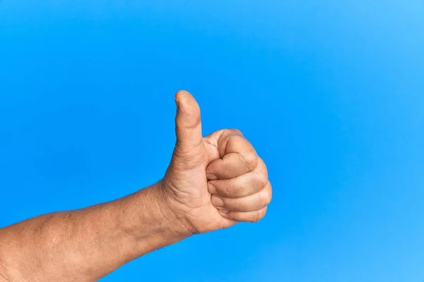 Mano Del Hombre Hispano Mayor Sobre Fondo Azul Aislado Haciendo —  Fotos de Stock