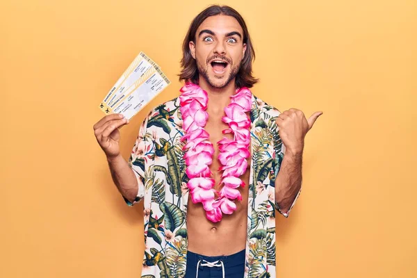 Jovem Homem Bonito Vestindo Roupa Banho Hawaiian Lei Segurando Cartão — Fotografia de Stock