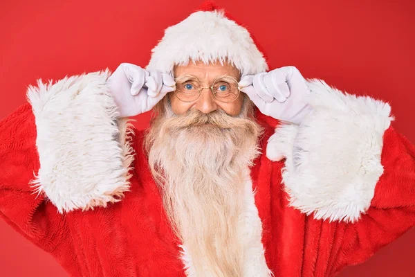 Stařec Šedivými Vlasy Dlouhými Vousy Kostýmu Santa Clause Brýlích Usmíval — Stock fotografie