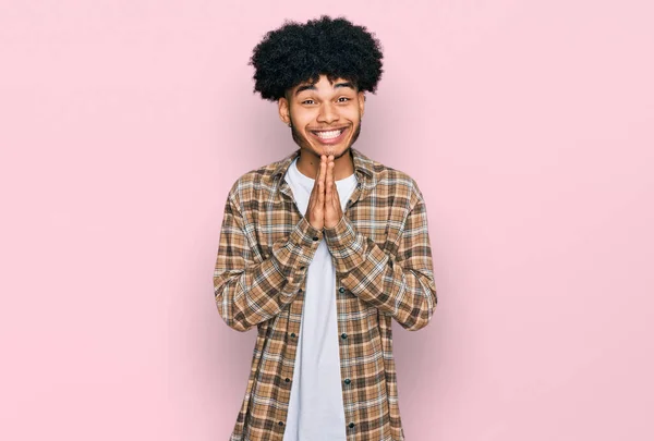 Joven Afroamericano Con Cabello Afro Usando Ropa Casual Rezando Con — Foto de Stock