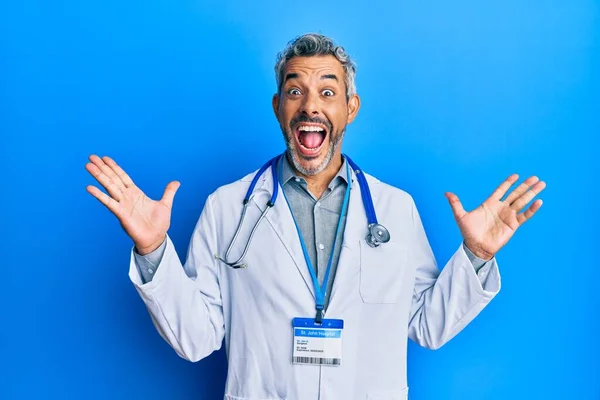 Homem Cabelos Grisalhos Meia Idade Vestindo Uniforme Médico Estetoscópio Celebrando — Fotografia de Stock