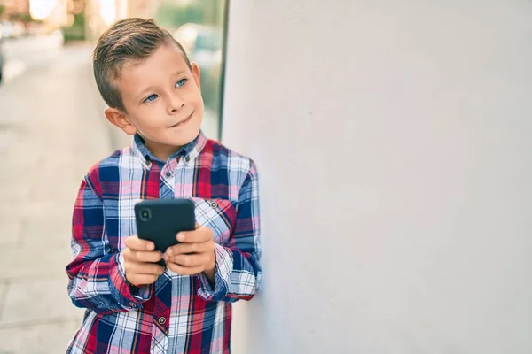 Schattige Blanke Jongen Lacht Gelukkig Met Behulp Van Smartphone Stad — Stockfoto