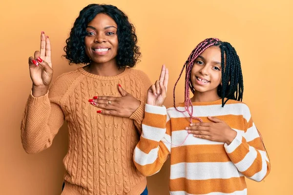 Schöne Afrikanisch Amerikanische Mutter Und Tochter Tragen Wollenen Winterpullover Lächelnd — Stockfoto