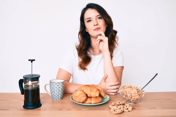 Jovem Bela Mulher Morena Sentada Mesa Tomando Café Manhã Sorrindo — Fotografia de Stock