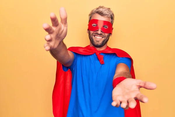 Knappe Blonde Man Draagt Superheld Kostuum Met Masker Cape Gele — Stockfoto