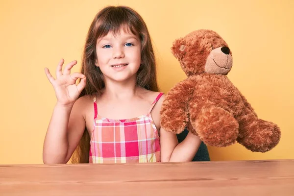 Klein Blank Meisje Met Lang Haar Tafel Met Teddybeer Doet — Stockfoto