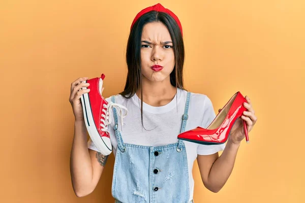 Menina Hispânica Jovem Escolhendo Sapatos Salto Alto Tênis Soprando Bochechas — Fotografia de Stock