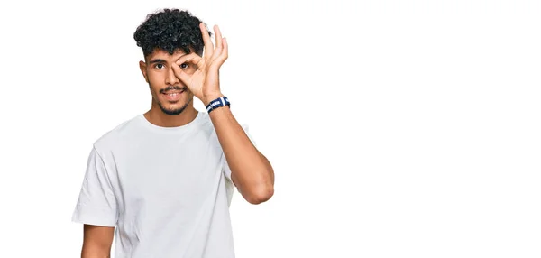 Junger Arabischer Mann Trägt Legeres Weißes Shirt Und Macht Geste — Stockfoto