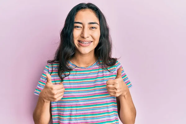 Menina Adolescente Hispânica Com Aparelho Dentário Vestindo Roupas Casuais Sinal — Fotografia de Stock