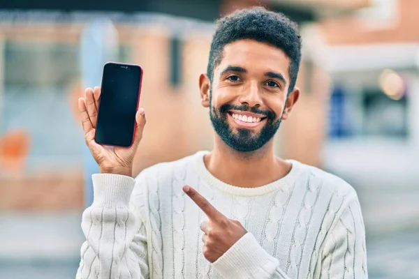 Jovem Afro Americano Sorrindo Feliz Mostrando Smartphone Tela Cidade — Fotografia de Stock